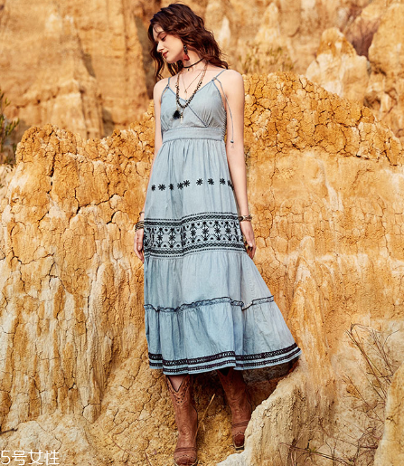 吊帶裙怎么穿顯瘦？吊帶裙顯瘦搭配技巧