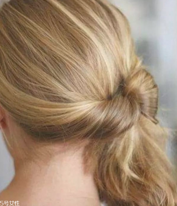 2018流行馬尾的扎法 簡單的低馬尾編發(fā) 2018流行馬尾的扎法 簡單的低馬尾編發(fā)
