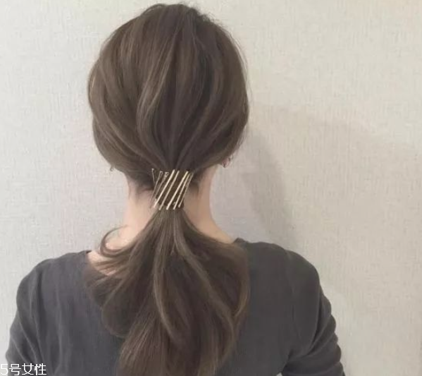 2018流行馬尾的扎法 簡單的低馬尾編發(fā) 2018流行馬尾的扎法 簡單的低馬尾編發(fā)