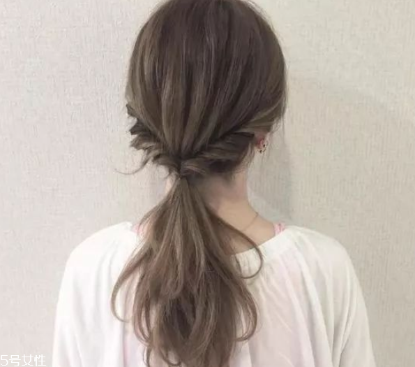 2018流行馬尾的扎法 簡單的低馬尾編發(fā) 2018流行馬尾的扎法 簡單的低馬尾編發(fā)