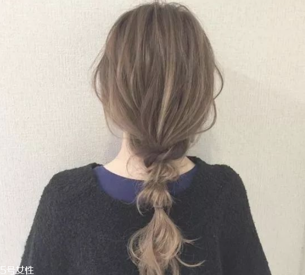 2018流行馬尾的扎法 簡單的低馬尾編發(fā) 2018流行馬尾的扎法 簡單的低馬尾編發(fā)