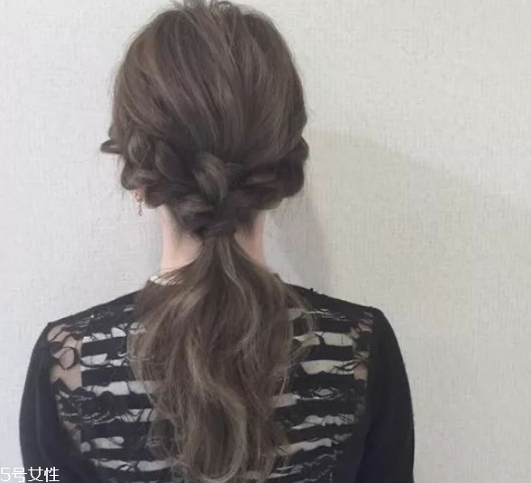 2018流行馬尾的扎法 簡單的低馬尾編發(fā) 2018流行馬尾的扎法 簡單的低馬尾編發(fā)
