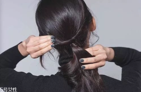 2018流行馬尾的扎法 簡單的低馬尾編發(fā) 2018流行馬尾的扎法 簡單的低馬尾編發(fā)