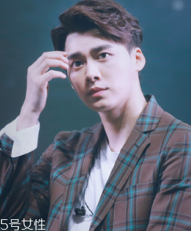 男生穿襯衫適合什么發(fā)型 9種不同風(fēng)格的襯衫發(fā)型 男生穿襯衫適合什么發(fā)型 9種不同風(fēng)格的襯衫發(fā)型