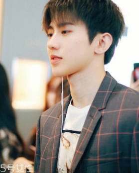 男生穿襯衫適合什么發(fā)型 9種不同風(fēng)格的襯衫發(fā)型 男生穿襯衫適合什么發(fā)型 9種不同風(fēng)格的襯衫發(fā)型