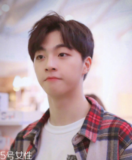 男生穿襯衫適合什么發(fā)型 9種不同風(fēng)格的襯衫發(fā)型 男生穿襯衫適合什么發(fā)型 9種不同風(fēng)格的襯衫發(fā)型