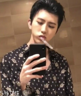 男生穿襯衫適合什么發(fā)型 9種不同風(fēng)格的襯衫發(fā)型 男生穿襯衫適合什么發(fā)型 9種不同風(fēng)格的襯衫發(fā)型