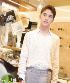 男生穿襯衫適合什么發(fā)型 9種不同風(fēng)格的襯衫發(fā)型 男生穿襯衫適合什么發(fā)型 9種不同風(fēng)格的襯衫發(fā)型