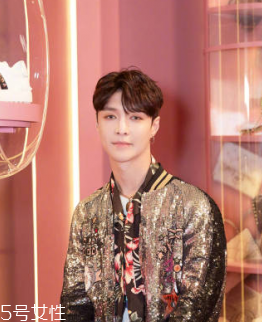 男生穿襯衫適合什么發(fā)型 9種不同風(fēng)格的襯衫發(fā)型 男生穿襯衫適合什么發(fā)型 9種不同風(fēng)格的襯衫發(fā)型