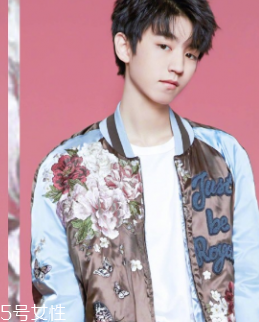 男生穿襯衫適合什么發(fā)型 9種不同風(fēng)格的襯衫發(fā)型 男生穿襯衫適合什么發(fā)型 9種不同風(fēng)格的襯衫發(fā)型