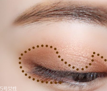金色眼影適合什么膚色 金色眼影畫(huà)法步驟圖
