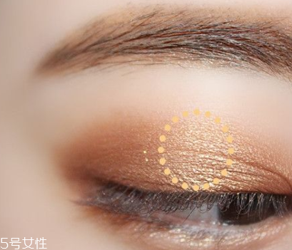 金色眼影適合什么膚色 金色眼影畫(huà)法步驟圖