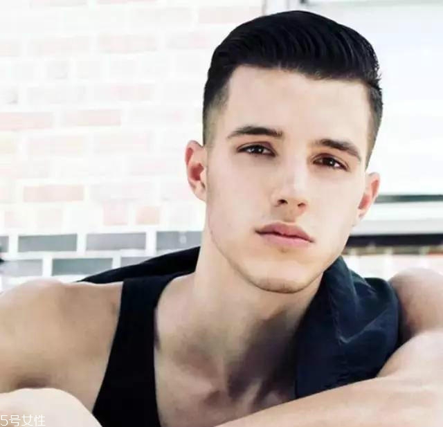 男學生發(fā)型怎么剪好看 5款帥氣又穩(wěn)妥的男學生發(fā)型