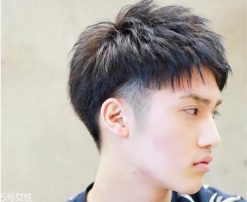 男學生發(fā)型怎么剪好看 5款帥氣又穩(wěn)妥的男學生發(fā)型