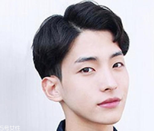 男學生發(fā)型怎么剪好看 5款帥氣又穩(wěn)妥的男學生發(fā)型