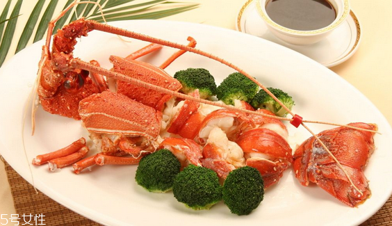 波士頓龍蝦頭里綠色的是什么？