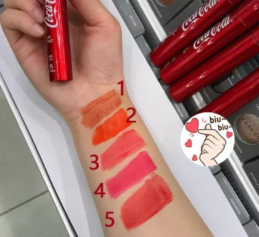 可口可樂(lè)唇釉多少錢(qián) 可口可樂(lè)唇釉試色