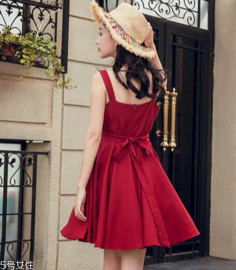 黃皮適合什么顏色裙子？什么顏色裙子適合黃皮女生？