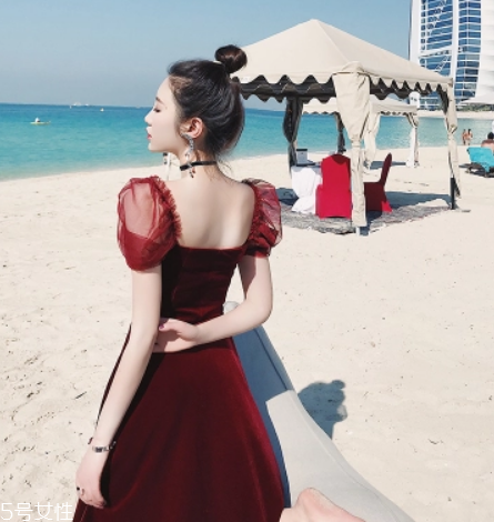 黃皮適合什么顏色裙子？什么顏色裙子適合黃皮女生？