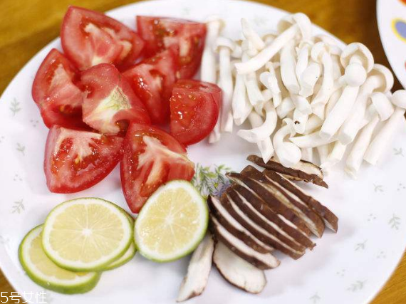 白玉菇能和西紅柿一起吃嗎？白玉菇能和番茄一起吃嗎？