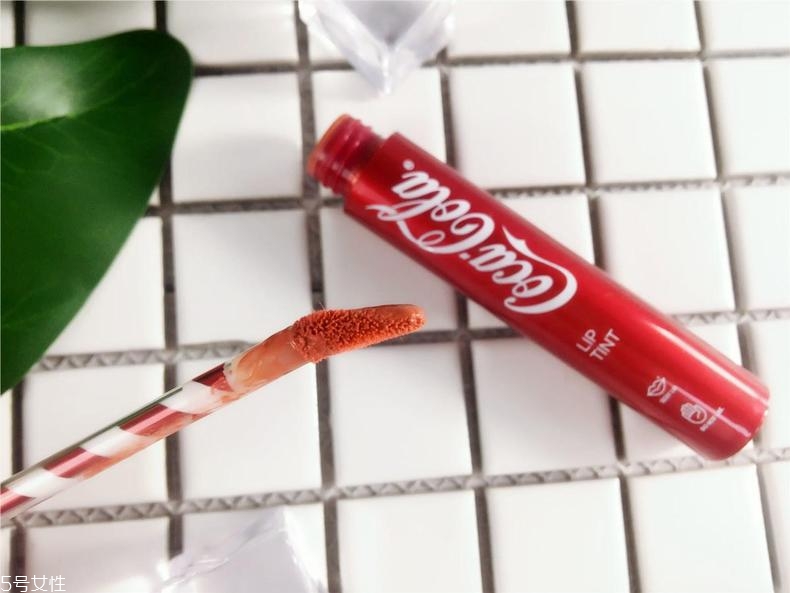 可口可樂(lè)唇釉多少錢(qián) 可口可樂(lè)唇釉試色