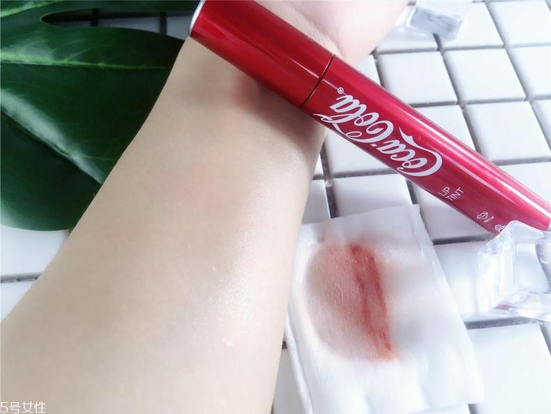 可口可樂(lè)唇釉多少錢(qián) 可口可樂(lè)唇釉試色