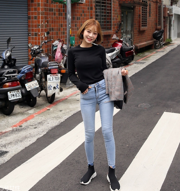 白色短褲配什么上衣 白色短褲怎么搭配上衣 白色短褲配什么上衣 白色短褲怎么搭配上衣