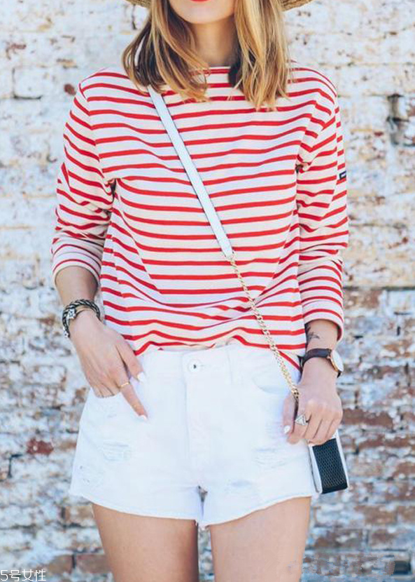 白色短褲配什么上衣 白色短褲怎么搭配上衣 白色短褲配什么上衣 白色短褲怎么搭配上衣
