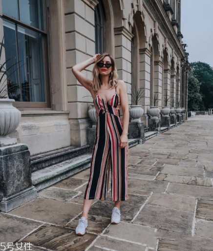 吊帶連體褲怎么穿？吊帶連體褲搭配圖片