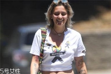 v領t恤怎樣搭配衣服？v領t恤搭配圖片