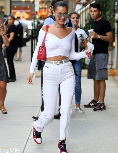 v領t恤怎樣搭配衣服？v領t恤搭配圖片