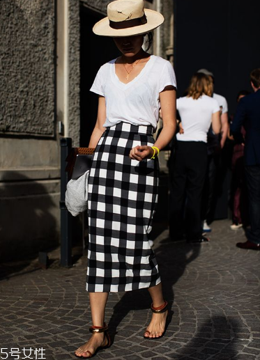 v領t恤怎樣搭配衣服？v領t恤搭配圖片