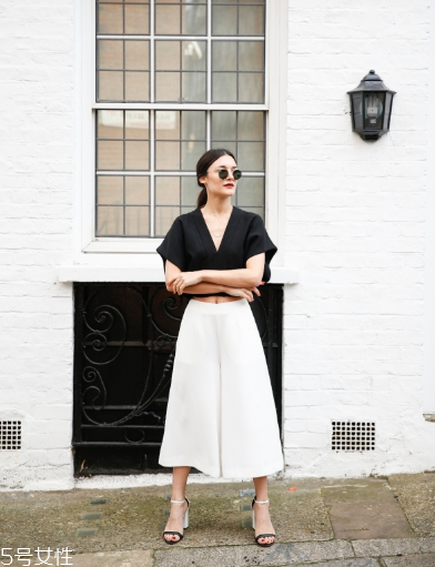 v領t恤怎樣搭配衣服？v領t恤搭配圖片