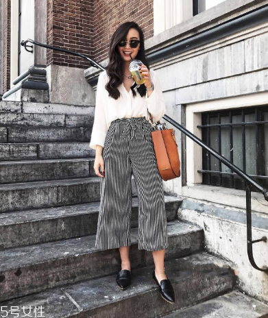 v領t恤怎樣搭配衣服？v領t恤搭配圖片