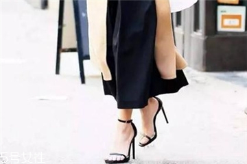 一字帶涼鞋怎么搭配？一字帶涼鞋搭配技巧