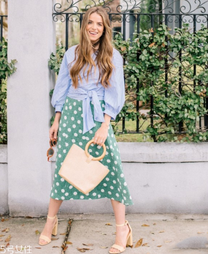 一字帶涼鞋怎么搭配？一字帶涼鞋搭配技巧