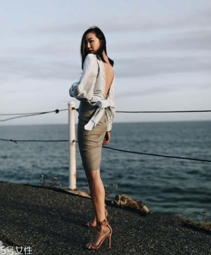 一字帶涼鞋怎么搭配？一字帶涼鞋搭配技巧