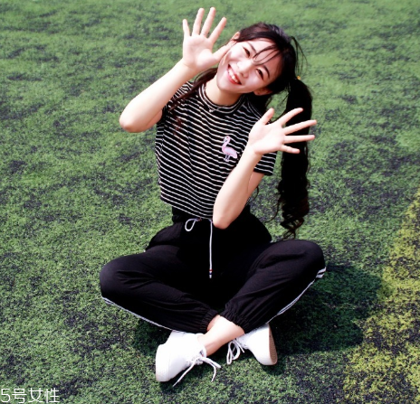 徐夢(mèng)潔雙馬尾怎么扎步驟圖 徐夢(mèng)潔同款雙馬尾扎法教程 徐夢(mèng)潔雙馬尾怎么扎步驟圖 徐夢(mèng)潔同款雙馬尾扎法教程