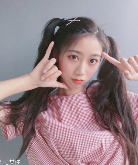 徐夢(mèng)潔雙馬尾怎么扎步驟圖 徐夢(mèng)潔同款雙馬尾扎法教程 徐夢(mèng)潔雙馬尾怎么扎步驟圖 徐夢(mèng)潔同款雙馬尾扎法教程