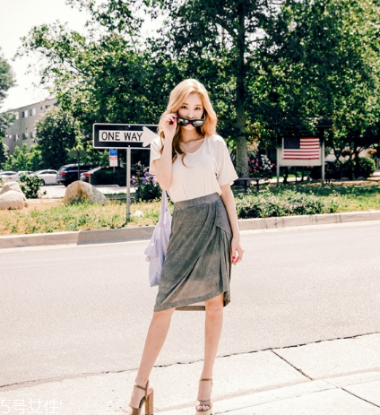 不規(guī)則裙子怎么搭配？不規(guī)則裙子搭配圖片