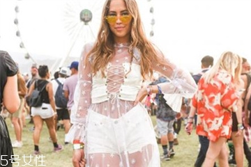 蕾絲連衣裙怎么搭配？蕾絲連衣裙搭配訣竅