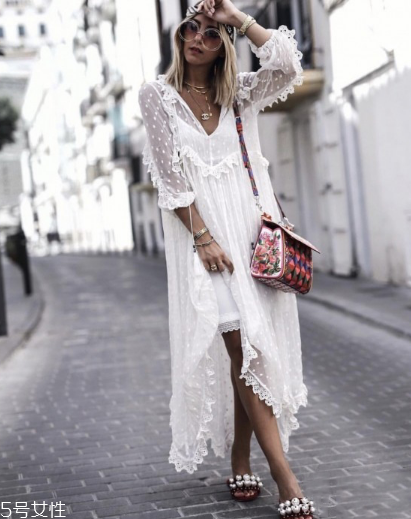 蕾絲連衣裙怎么搭配？蕾絲連衣裙搭配訣竅