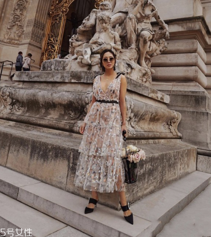 蕾絲連衣裙怎么搭配？蕾絲連衣裙搭配訣竅
