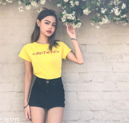 黑色短褲配什么上衣？黑色短褲上衣怎么搭配？