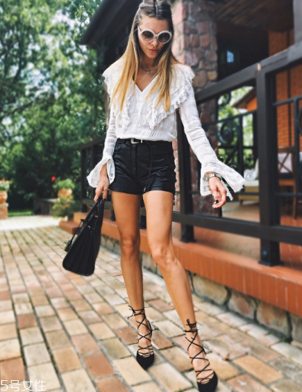 黑色短褲配什么上衣？黑色短褲上衣怎么搭配？
