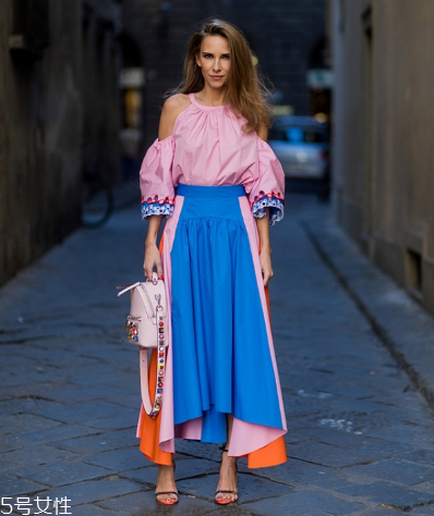 不規(guī)則連衣裙配什么鞋子？不規(guī)則連衣裙搭配技巧