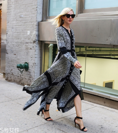 不規(guī)則連衣裙配什么鞋子？不規(guī)則連衣裙搭配技巧