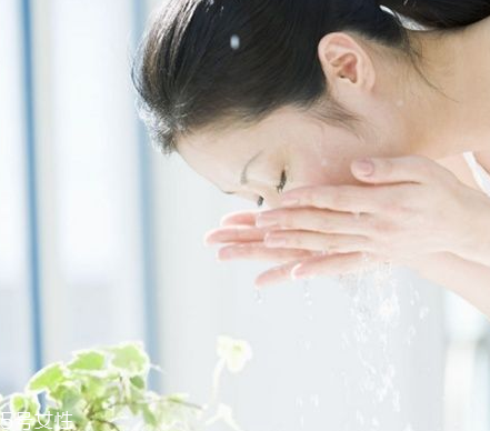 敏感肌能用洗面奶嗎？適合敏感肌用的洗面奶