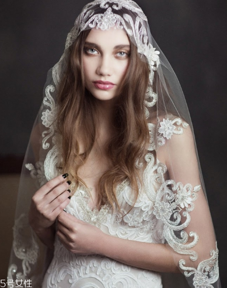 婚紗頭紗怎么戴？婚紗頭紗固定方法