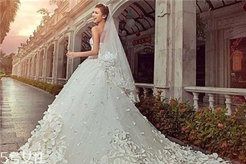 婚紗頭紗怎么戴？婚紗頭紗固定方法